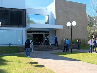 Agência bancária foi assaltada dentro da UPF.  Foto: Reprodução/RBS TV