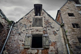 Casas abandonadas no centro antigo de uma cidade europeia