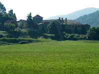 El mas de Vilarassau rodejat pels camps del Pollancre