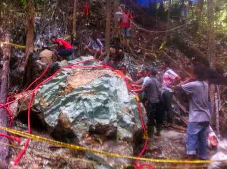 Fotofoto Batu Giok Aceh 20 ton Akhirnya Dibelah