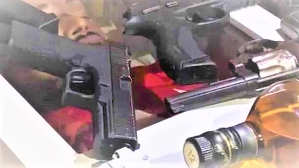 VIDEO:  Velan restos joven exhibiendo armas en ataúd