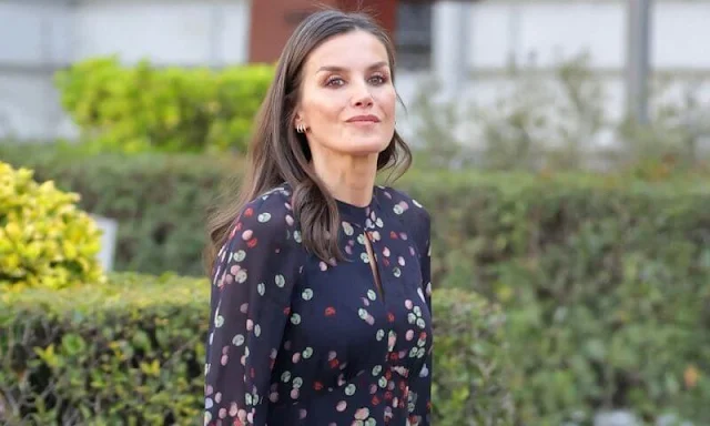 Queen Letizia wore a confetti-print shirt dress by Massimo Dutti. Magrit Mila red leather pumps, Menbur Malva red leather clutch