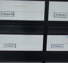 mailboxes with esquerdo, direito an frente on them