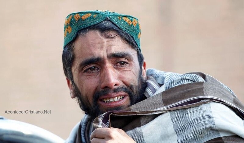 Hombre huye de Afganistán por temor a los talibanes