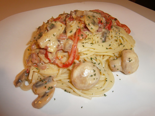 Espaguetis con nata fáciles. (Carbonara española)