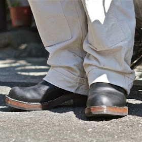 足馴染みの良さと撥水性、そして革本来のしっかりとしたコシが生む履き心地がオーナーの足元を守ります。