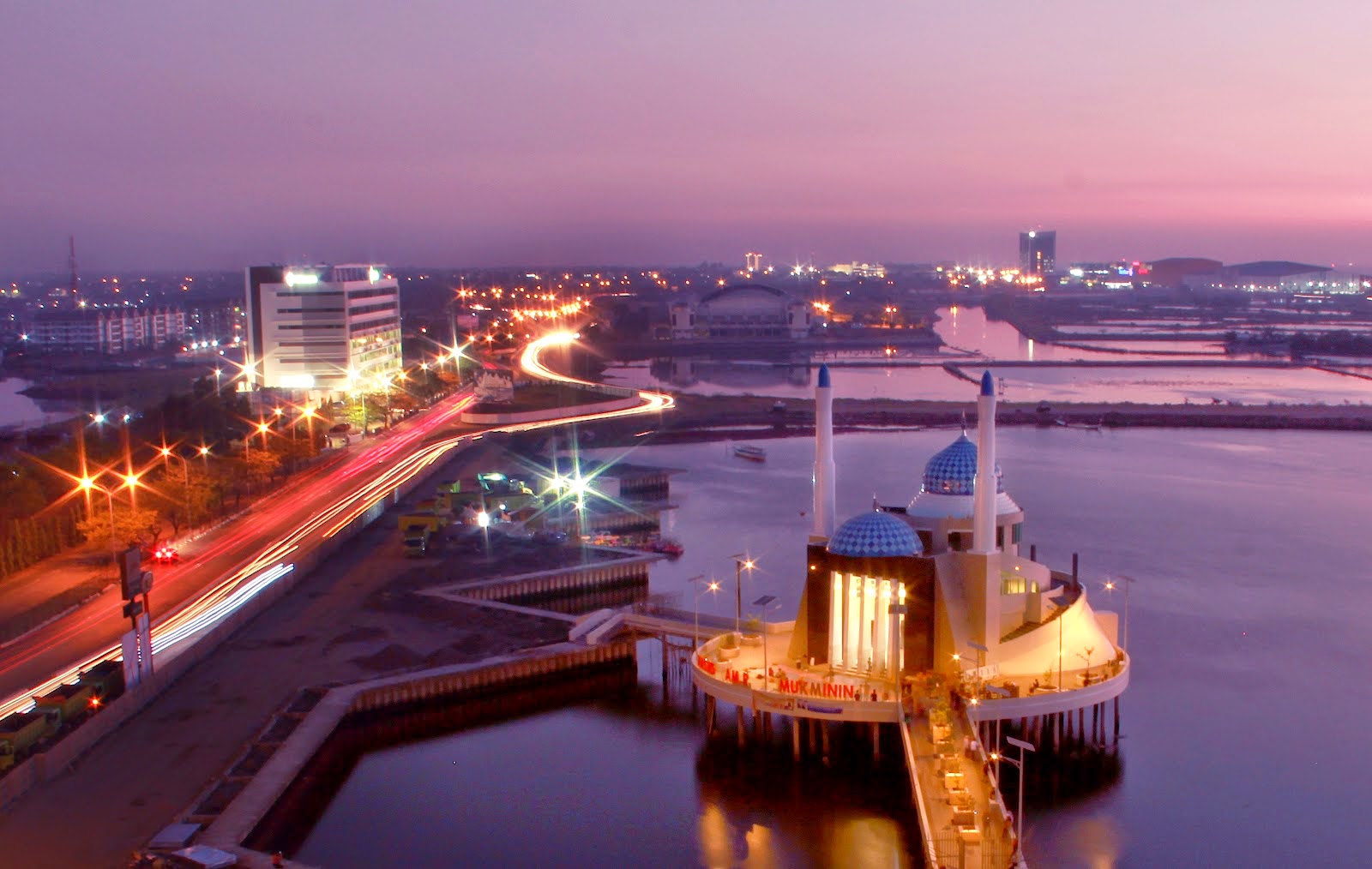 Menikmati Sunset di Pantai Losari Bugis Makassar Trip