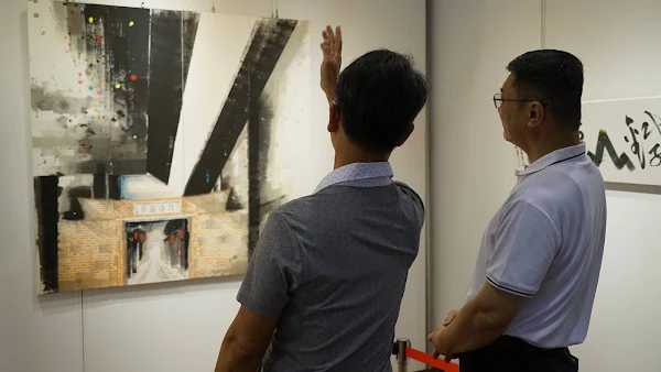 ▲鹿港鎮長許志宏表示，透過細心品味「施景文新文人書畫創作展」，可以讓人沉澱並反思人生的真諦，在忙碌生活中不妨停下腳步，來到公會堂放空自己。（記者林明佑翻攝）