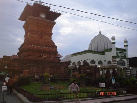 Letak masjid biasanya dekat dengan istana yaitu sebelah barat alun 