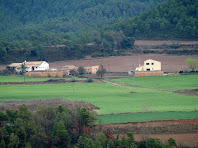 Els masos de l'Ambròs Nou  i el General Gros, vistos des del penyasegat de la Resclosa de la Colònia Soldevila