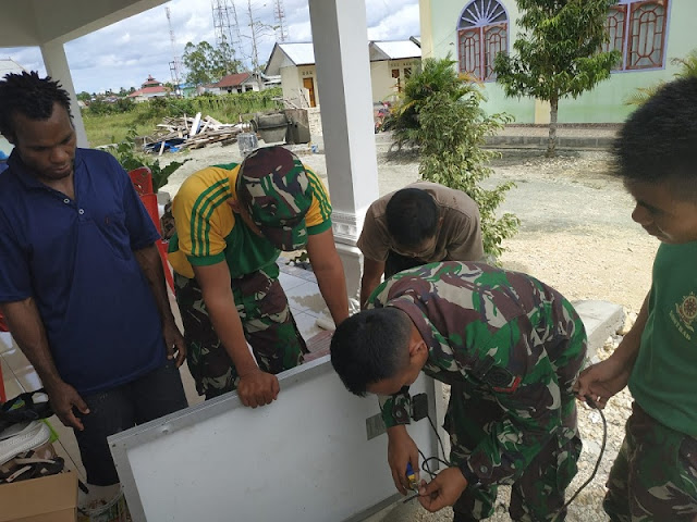 Satgas Yonif PR 328 Kostrad Bantu Pemasangan Solar Cell di Gereja Betleheem