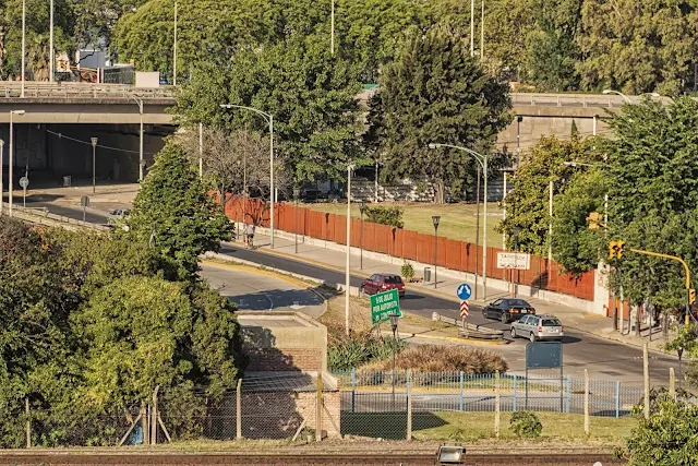 Paisaje urbano con vías