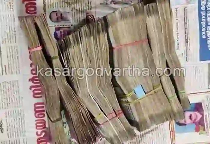 News, Kerala, Karnataka, Kasaragod, Mangalore, Thalappady, Top-Headlines, Seized, Cash, Police, Ullal police seized Rs 7.9 lakh twithout any documents at Thalapady.