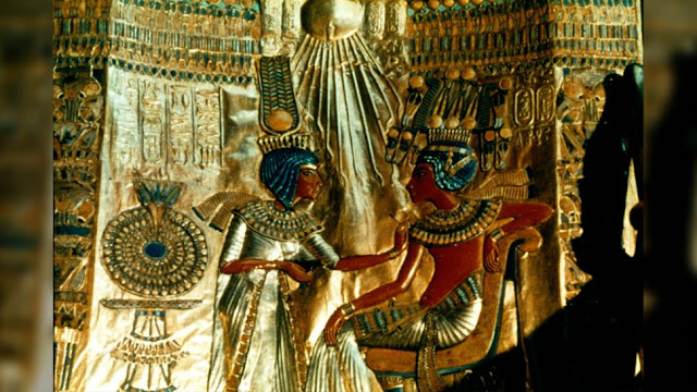 مشهد مع الملك توت وزوجته عنخيسين آمون ، اللذان ربما حاولا التمسك بالسلطة بعد وفاة زوجها
