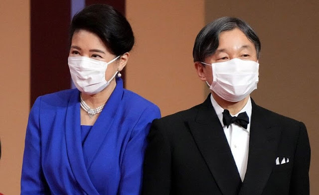 Empress Masako wore a royal blue maxi dress. Pearl necklace and pearl earrings. The Japan Prize winners received a prize medal