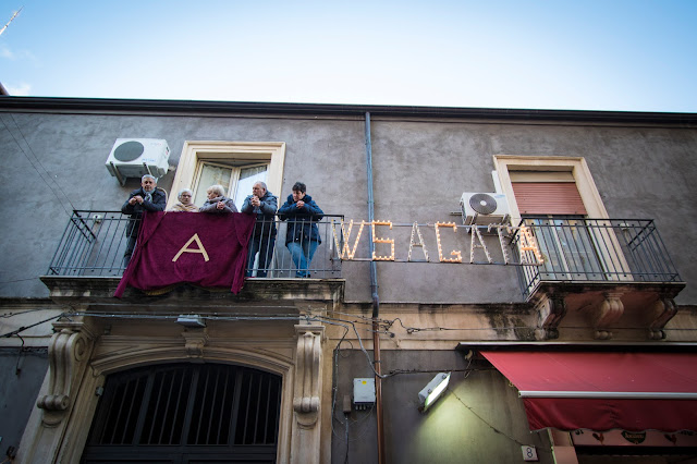 Festa di Sant'Agata a Catania-Giro esterno-Processione dei fedeli devoti sui balconi