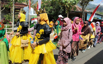 Kostum Plastik SDIT Nurul Iman Menjadi Pusat Perhatian di Karnaval