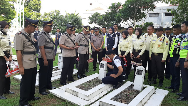 Peringatan Hut Satpam ke-43 : Upacara Ziarah dan Tabur Bunga di Taman Makam Pahlawan Maros