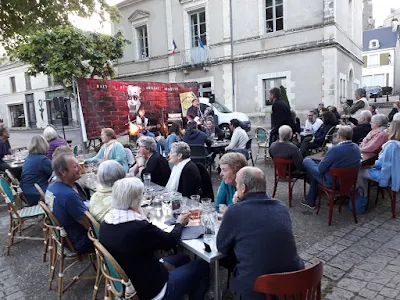 Band playing in front of bar in Le Grand-Pressigny