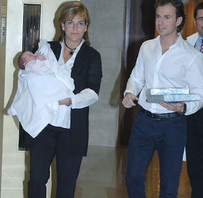 Picture of Sanchez Vicario with baby girl and husband