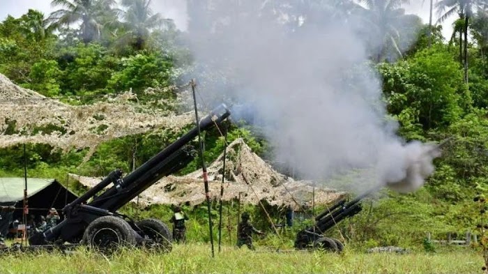 Gunakan Meriam Howitzer, Marinir Hancurkan Basis Musuh di Papua Barat 