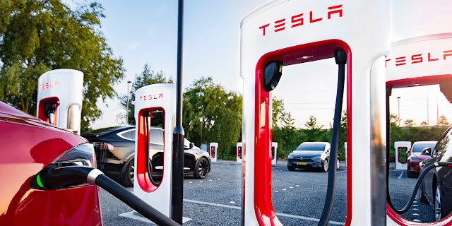 Розповіли, коли в Україні з'являться зарядні станції Tesla Supercharger