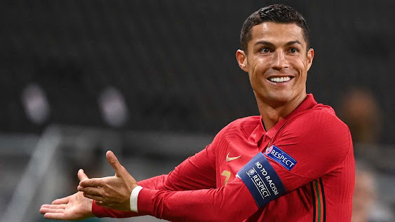 Ban Kapten yang Dibuang Ronaldo Dilelang untuk Bantu Biaya Perawatan Bayi