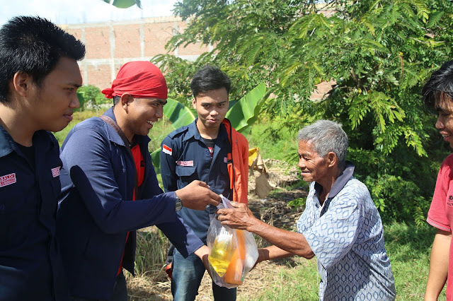 Proses Pembagian Sembako Kepada Warga Kurang Mampu