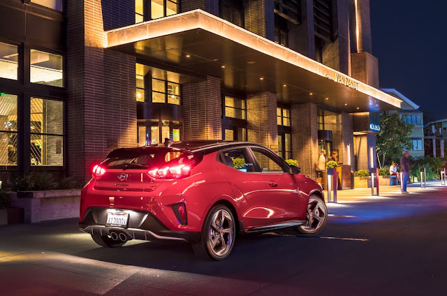 Rear 3/4 view of the 2019 Hyundai Veloster Ultimate Turbo