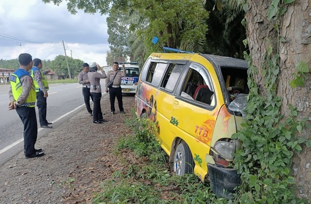 Kasat Lantas Polres Tebingtinggi AKP Dhoraria Simanjuntak Tangani Laka Tunggal di Jalinsum Km.12