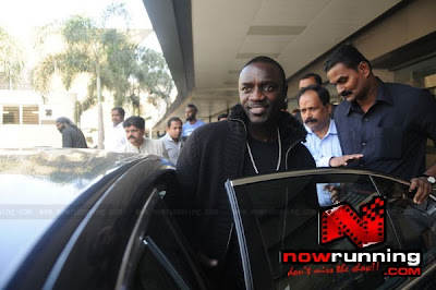 Singer Akon arrives in Mumbai