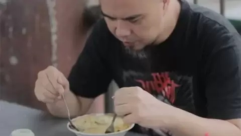 Ahmad Dhani Sarapan Sop Buntut di Kaki Lima, Netizen: Seorang Legend yang Patut Ditiru