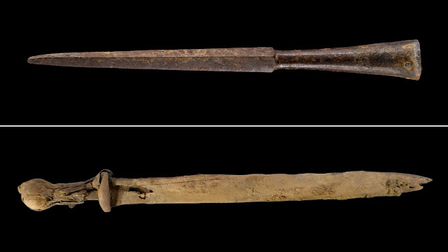 Το ακόντιο (επάνω) και ένα από τα σπαθιά. [Credit:Dafna Gazit/Israel Antiquities Authority]