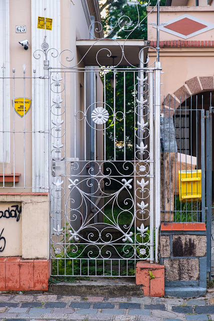 Casa na Av. João Gualberto que é Unidade de Interesse de Preservação - portão