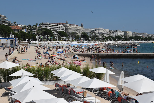 foto da praia principal de Cannes