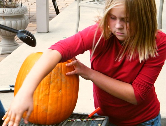 2010_1025pumpkincarving0011