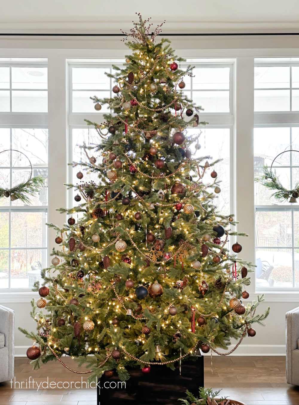 درخت کریسمس با رنگ های قهوه ای، آبی و مارونی