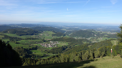 Ausblick beim Grauboden mit Lauwil im Vordergrund