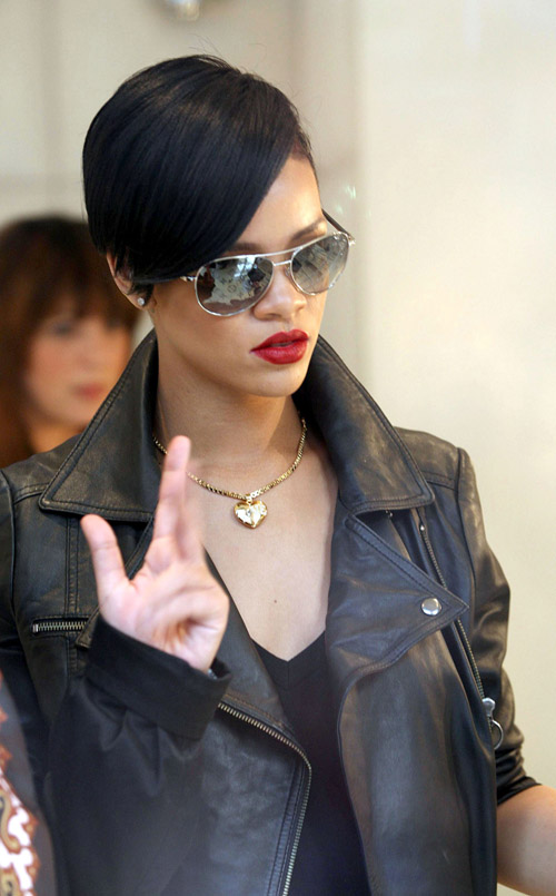 Rihanna wearing a short sleek chic hairstyle at the 2009 Grammy salute to