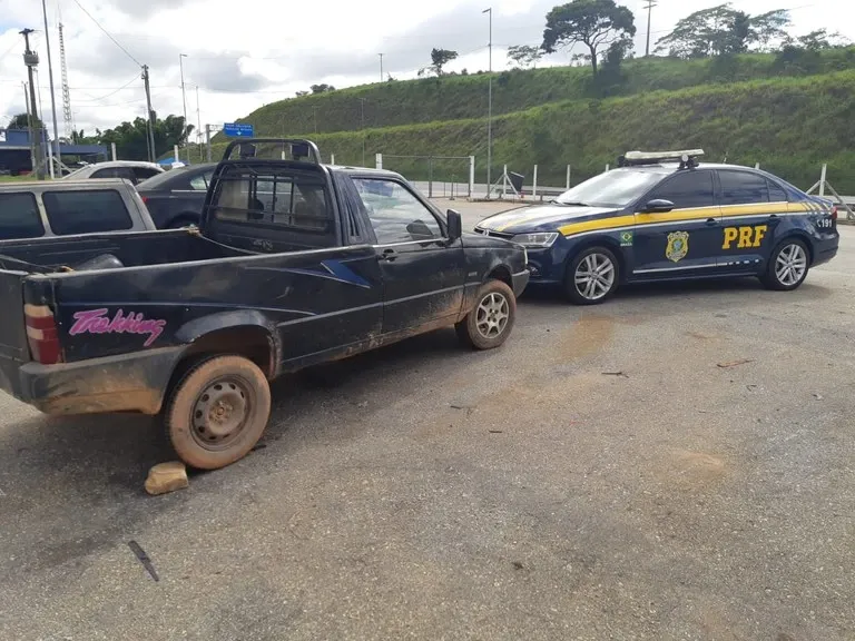 PRF recupera Fiat Uno Pick-up furtado em assalto a fazenda