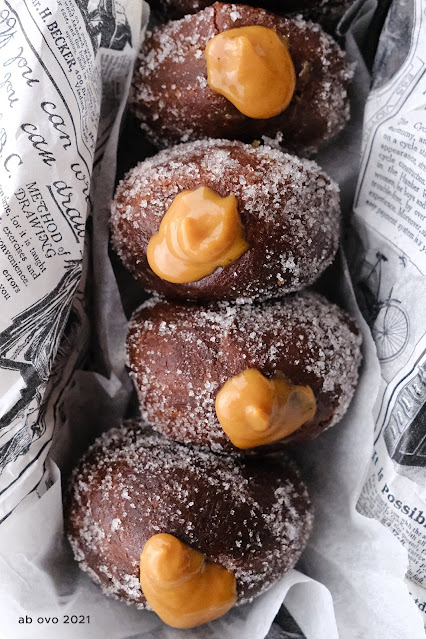 Bomboloni al cioccolato con crema al caramello salato