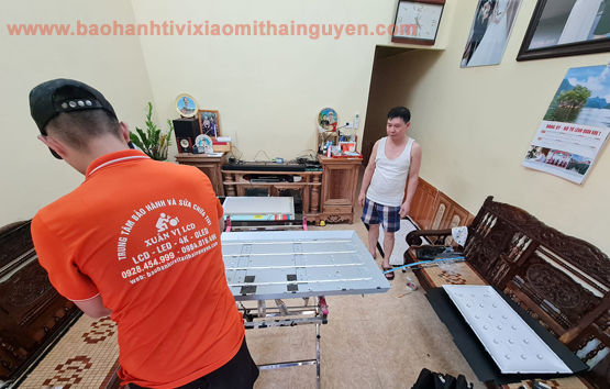 thợ đang thay led cho tivi xiaomi tại nhà khách hàng ở Thái Nguyên