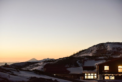 蝶ヶ岳ヒュッテと富士山