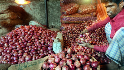 পেঁয়াজের দামে মাথায় হাত