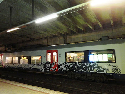 photo de graffiti sur des trains