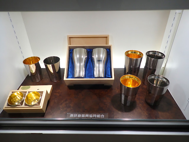 由拋光銅製成的高品質馬克杯。