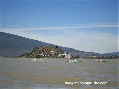 Islas del Lago de Pátzcuaro y sus pescadores con redes de mariposa