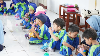 Didampingi Ortu dan Guru, Sejumlah Murid TK IT Al Fatih Belajar Pertanian Hingga Makan Donat Olahan BBPP Batangkaluku