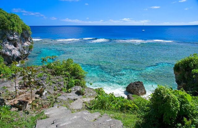 Il Pacifico da una scogliera