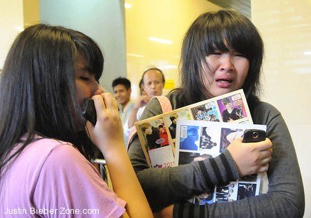 selena gomez crying at airport. Hundreds Of Bieber#39;s Fans Crying at The Airport,Fan Failed to Meet JB